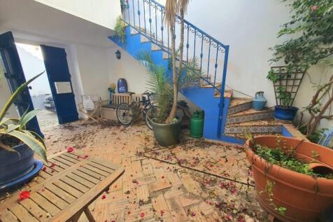 House in Tavira with patio