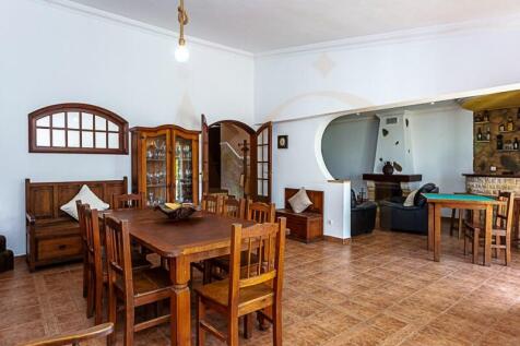 Spacious living room with lots of light and fireplace