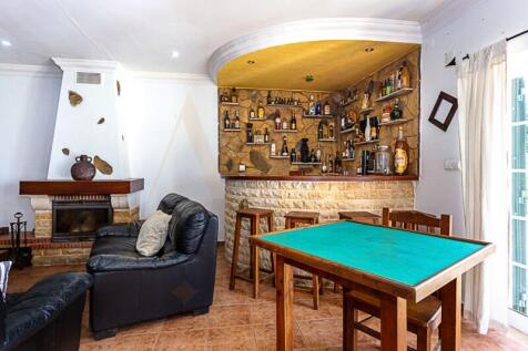 Spacious living room with lots of light and fireplace