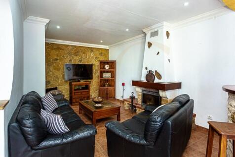 Spacious living room with lots of light and fireplace