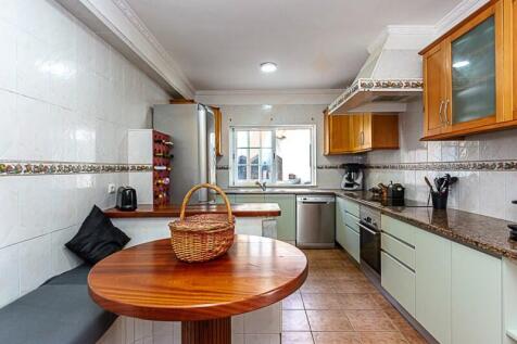 Fully equipped and spacious kitchen