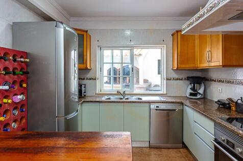 Fully equipped and spacious kitchen