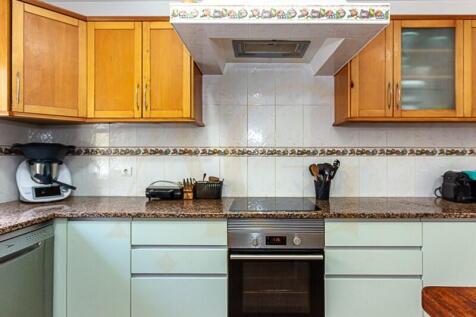 Fully equipped and spacious kitchen