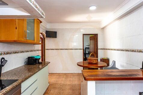 Fully equipped and spacious kitchen