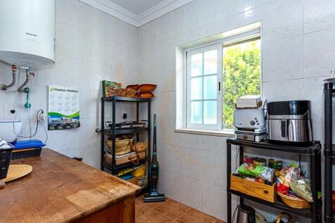 Fully equipped and spacious kitchen