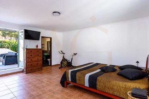 Room with access to the outside