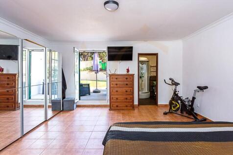 Room with access to the outside