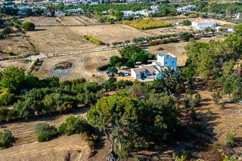 Traditional house, with annexes, in the heart of Ria Formosa, between Fuzeta and Tavira