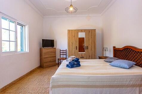 Spacious room with lots of light