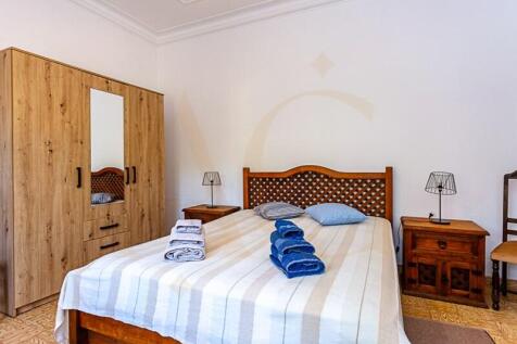 Spacious room with lots of light