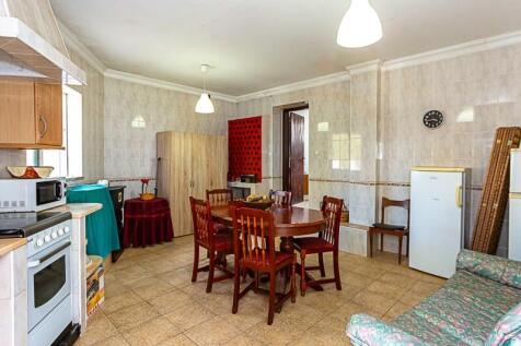 Spacious and equipped kitchen