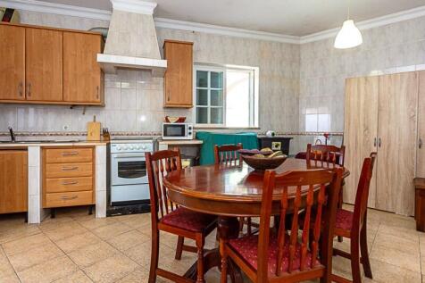 Spacious and equipped kitchen