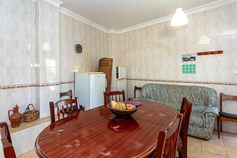 Spacious and equipped kitchen