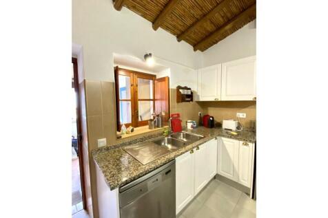 Spacious and equipped kitchen