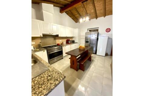 Spacious and equipped kitchen