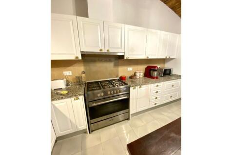 Spacious and equipped kitchen