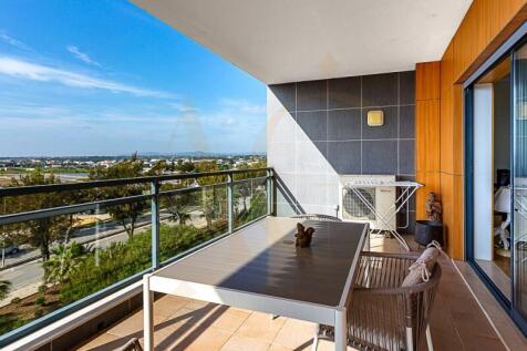 3 bedroom apartment in Olhão with balcony and shared pool