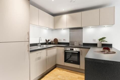 Experience the elegance and functionality of this modern kitchen, perfect for culinary enthusiasts.