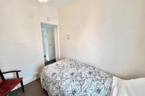 Smaller rear bedroom backshot.jpeg