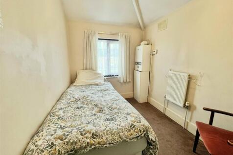 Smaller rear bedroom overview.jpeg
