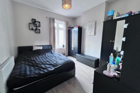Bedroom 1.jpg
