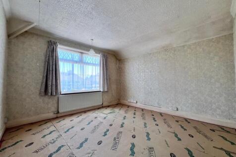 Front Bedroom 1.jpg