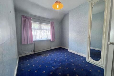 Front Bedroom 1.jpg