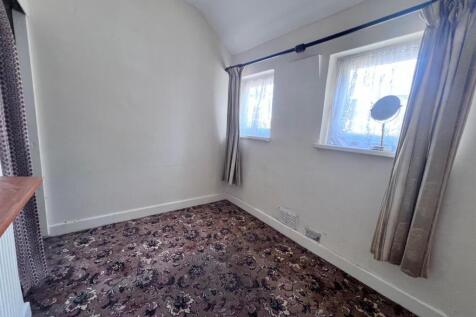 Front Bedroom 2.jpg