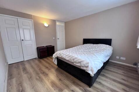 Bedroom 1b.jpg
