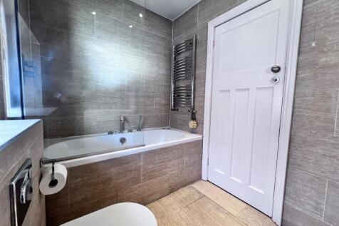 Bathroom d.jpg