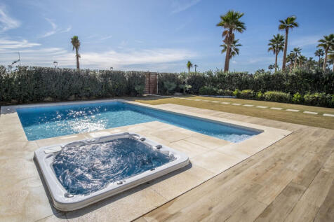 Jacuzzi and swimming pool