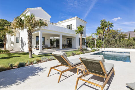 Swimming pool deck