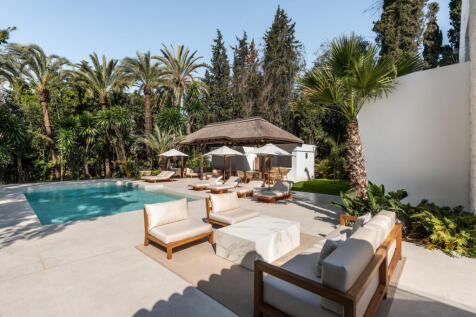 Swimming pool deck