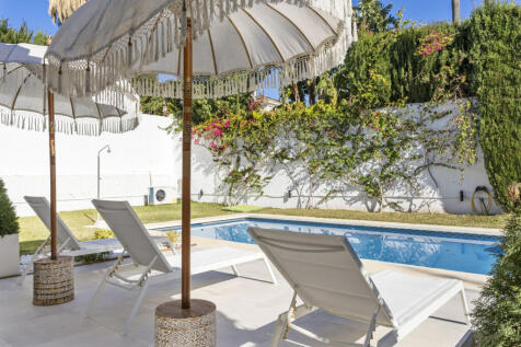 Swimming pool deck