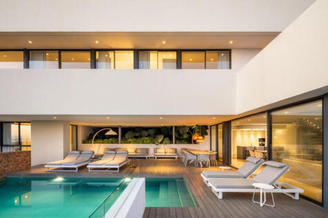 Swimming pool deck