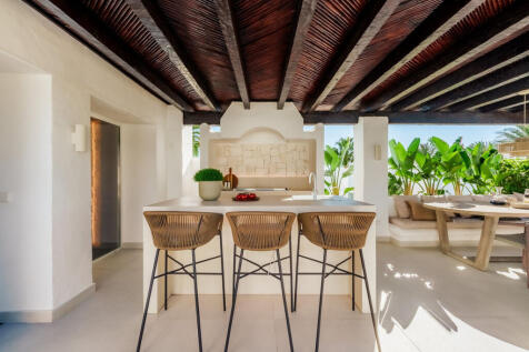 Outdoor kitchen