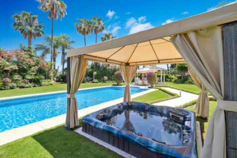 Swimming pool and jacuzzi
