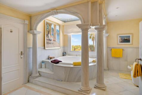 Jacuzzi bathtub