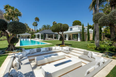 Swimming pool and sunken chill-out zone