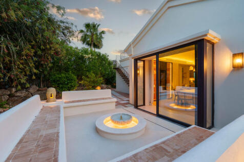 Sunken oudoor lounge
