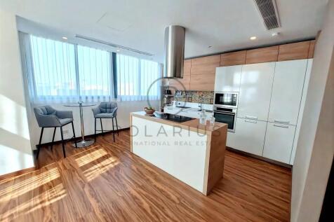 Modern kitchen with wooden floors, a central islan