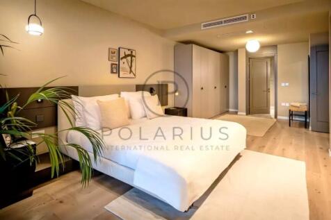 A modern, spacious bedroom with a cozy bed, minima