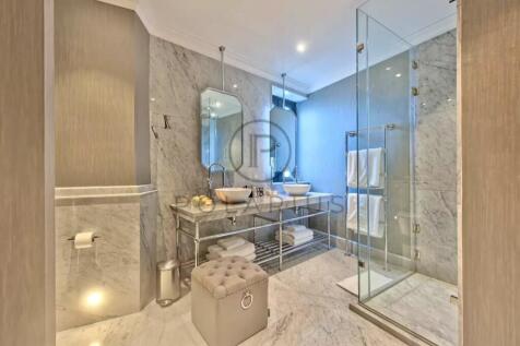 A luxurious bathroom featuring marble surfaces, do