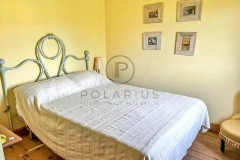 A cozy bedroom with a double bed featuring a class