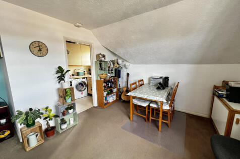 Dining Area to Kitchen.JPG