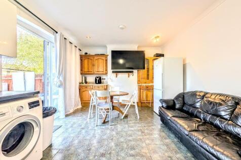 Open plan kitchen / dining area
