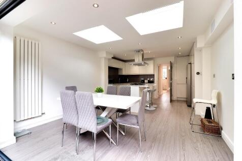 Kitchen / rear reception