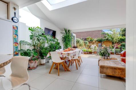 Rear Open Plan Living Space - leading out to garde