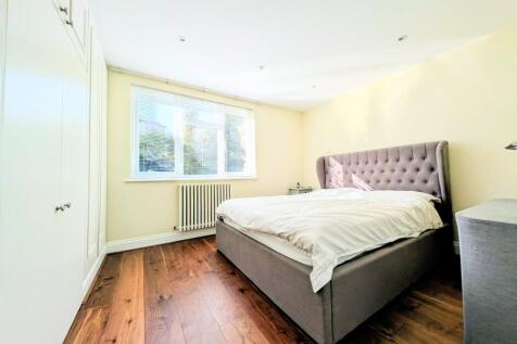 Main bedroom - large built in wardrobes