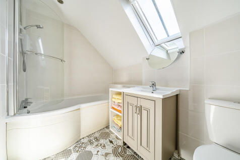 En-suite to Main Bedroom